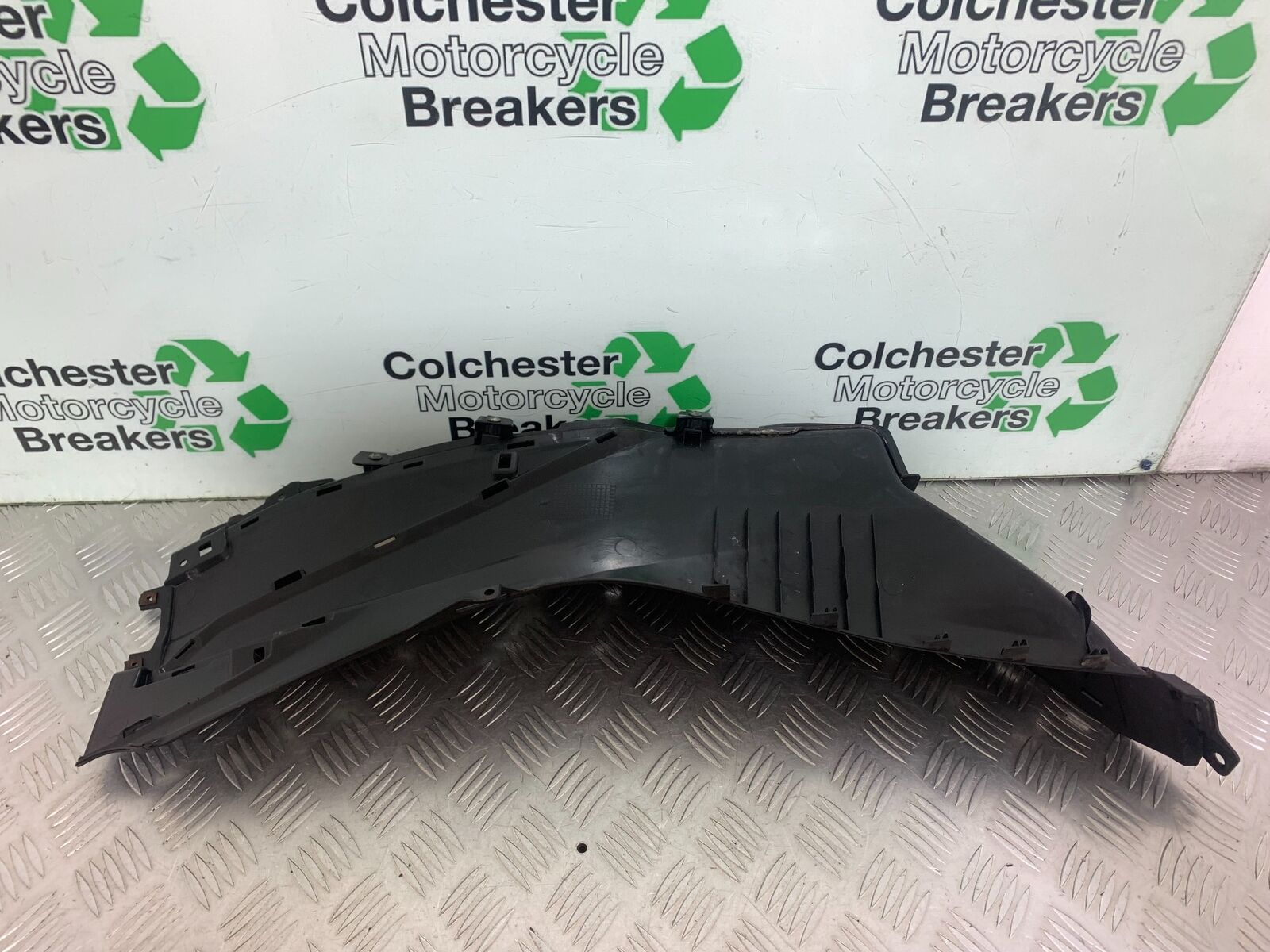 SUZUKI AN400 AN 400 BURGMAN RIGHT FOOTBOARD  YEAR 2017-2024 (CMB1118)