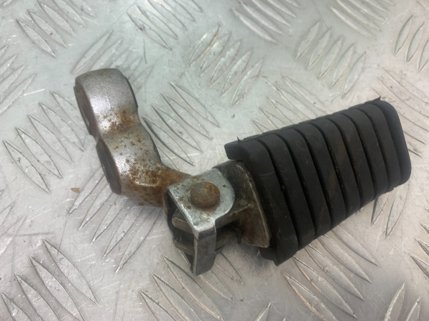 YAMAHA XV535 XV 535 VIRAGO FRONT RIGHT FOOTPEG  YEAR 1994-02 (CMB1139)