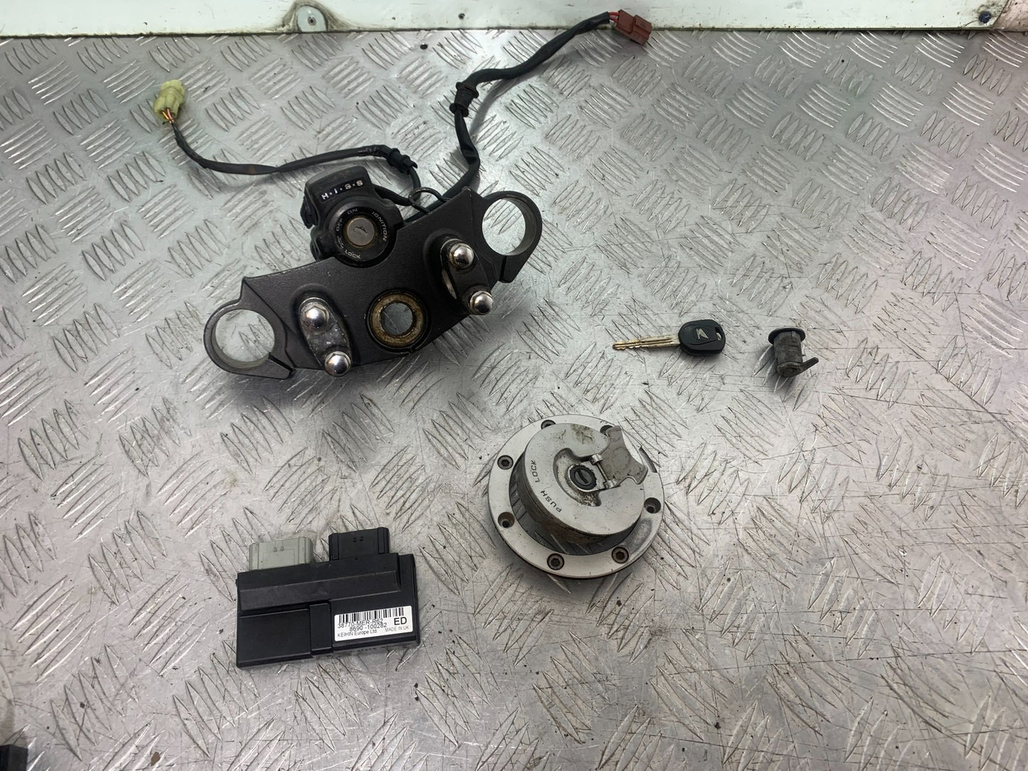 HONDA CBF600 CBF 600 ECU LOCKS KEY   YEAR 2004-07  (CMB1305)