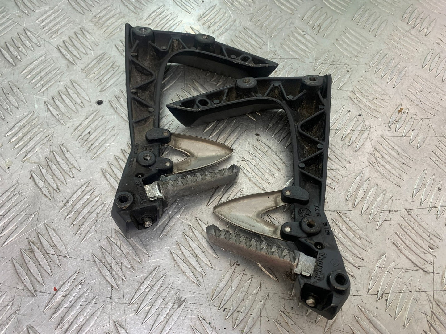 TRIUMPH 1050 SPRINT ST REAR HANGERS AND PEGS  YEAR 2004-2007 (CMB1197)