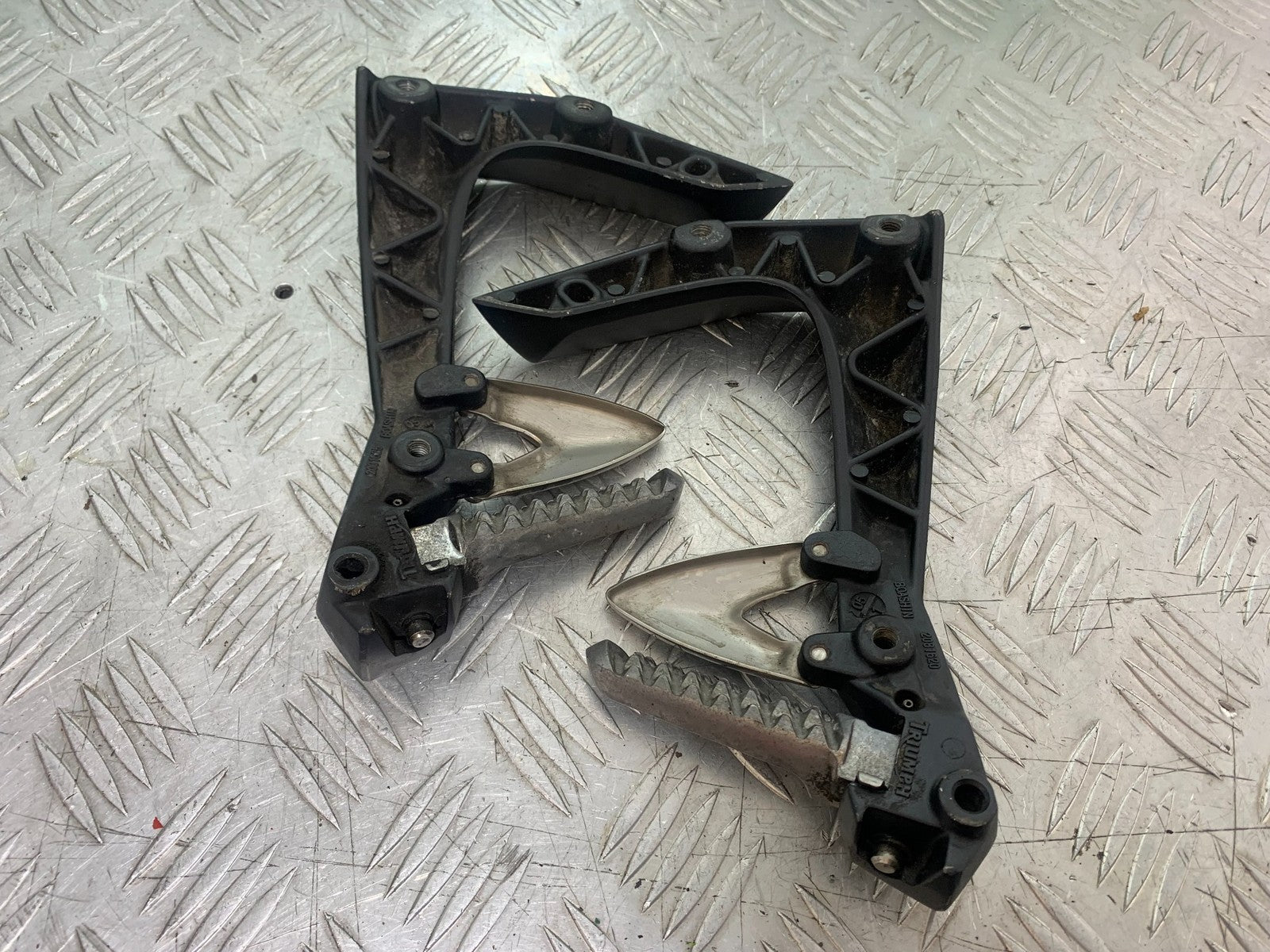 TRIUMPH 1050 SPRINT ST REAR HANGERS AND PEGS  YEAR 2004-2007 (CMB1197)