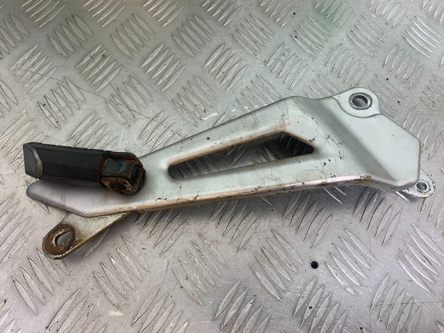 YAMAHA YBR125 YBR 125 RIGHT HANGER YEAR 2010-2017 (CMB1163)