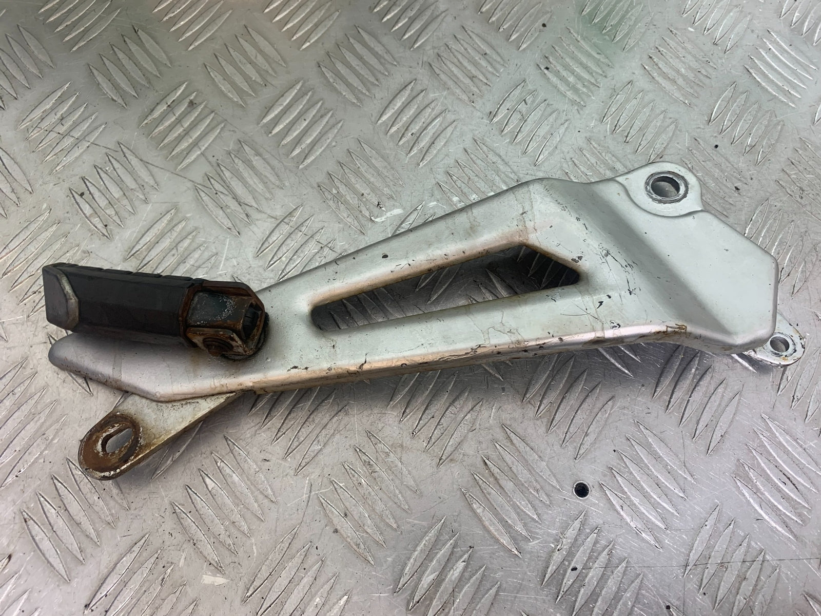 YAMAHA YBR125 YBR 125 RIGHT HANGER YEAR 2010-2017 (CMB1163)