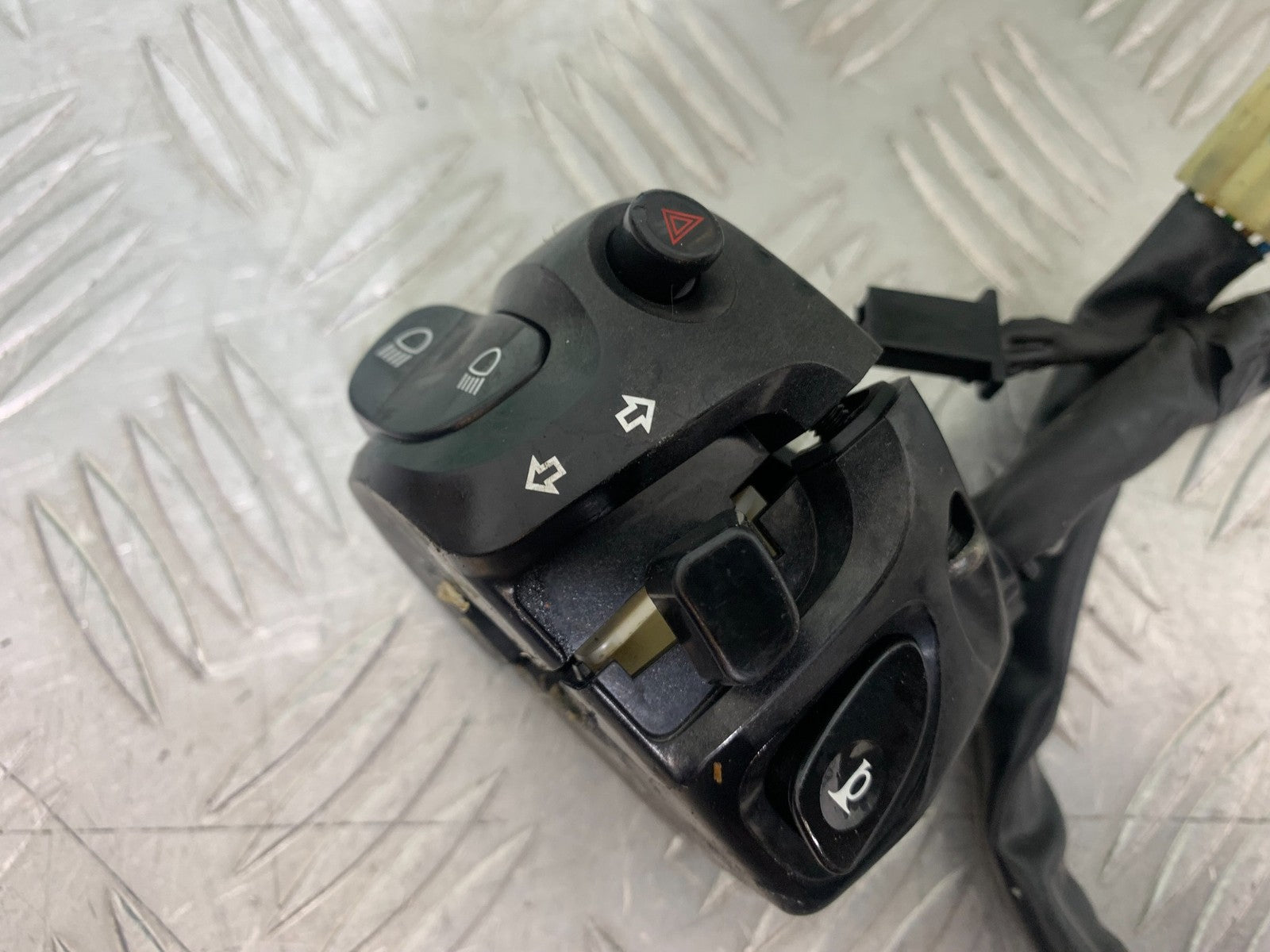 YAMAHA XJ6 XJ6-S LEFT SWITCH GEAR YEAR 2009-2015  (CMB1212)