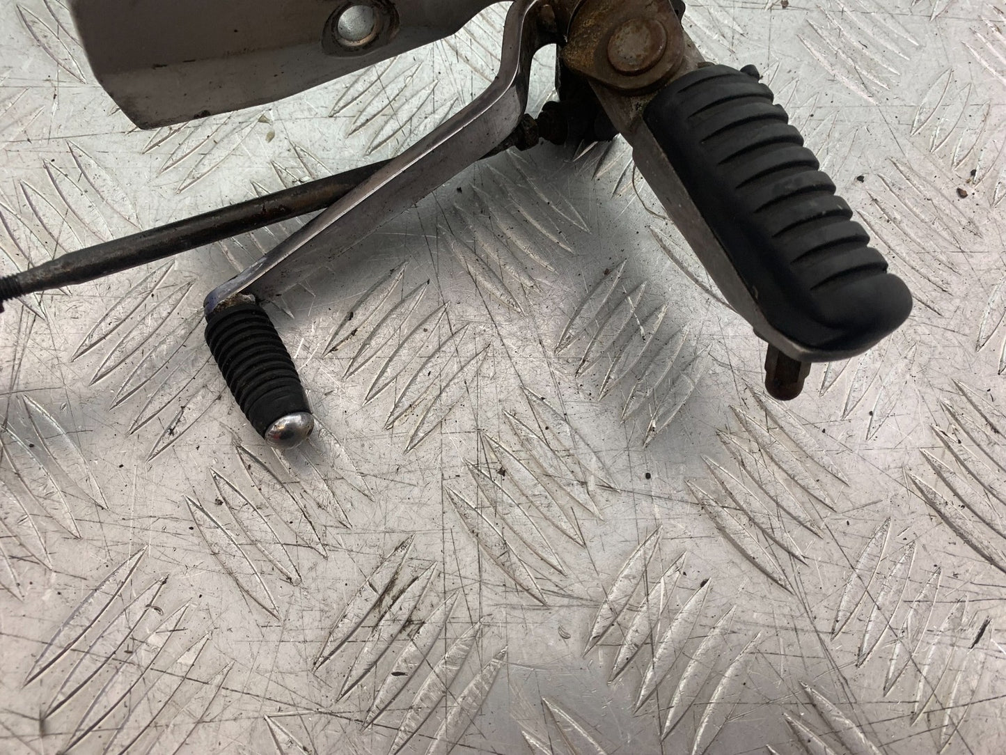 KAWASAKI Z750 Z 750 FRONT LEFT HANGER GEAR LEVER PEG  YEAR 2004-2006  (CMB1234)