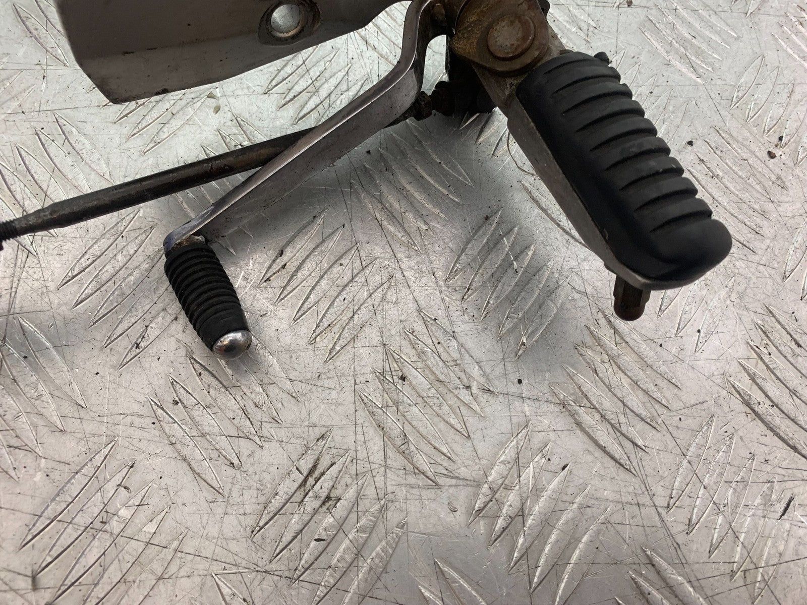 KAWASAKI Z750 Z 750 FRONT LEFT HANGER GEAR LEVER PEG  YEAR 2004-2006  (CMB1234)