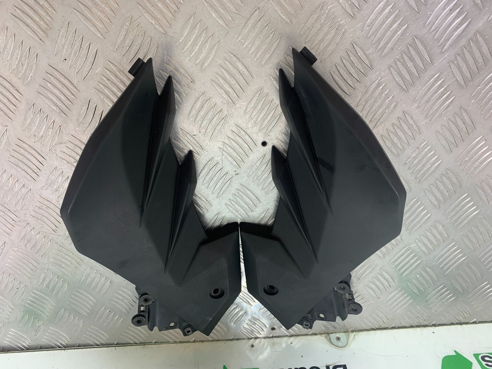 KAWASAKI Z300 ER300 LEFT AND RIGHT INFILL PANELS YEAR 2016-2018  (CMB1056)