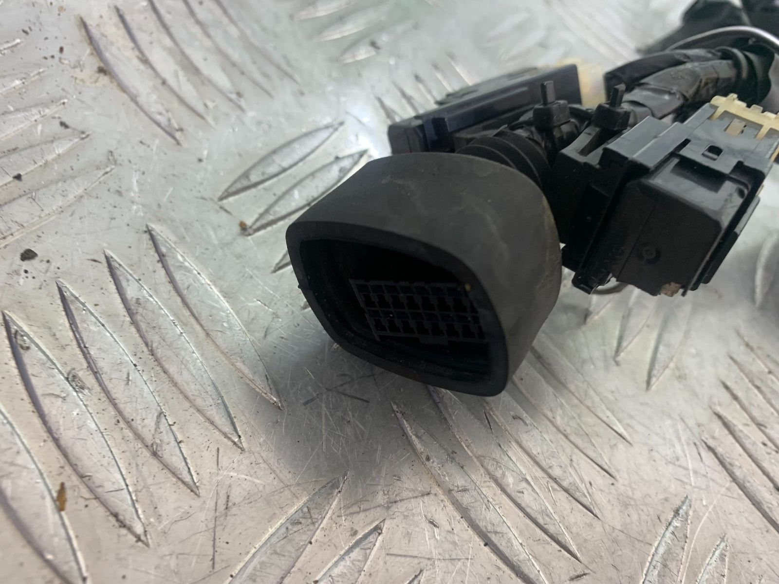 YAMAHA YZF R1 HEADLIGHT SPEEDO SUB LOOM   YEAR 2004-2006 (CMB1155)
