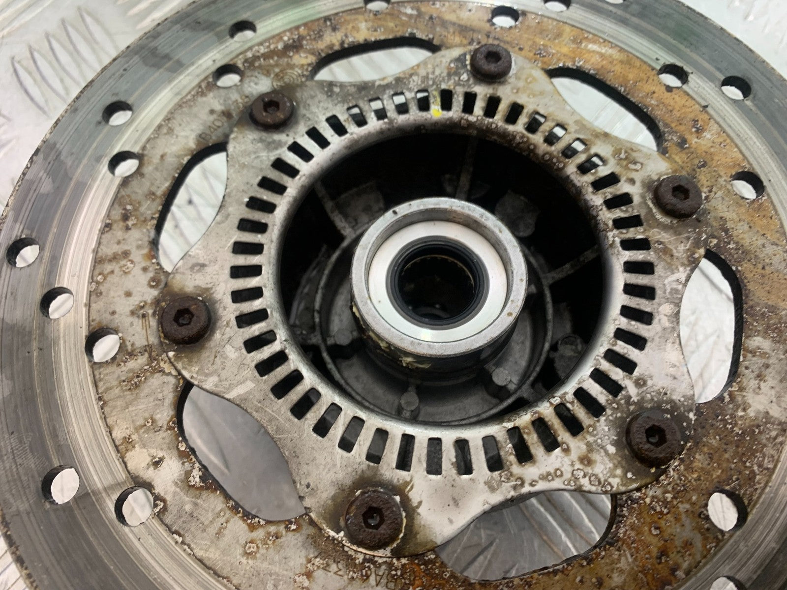 PIAGGIO VESPA GTS 125 FRONT DISC AND HUB  YEAR 2009-2014  (CMB1261)
