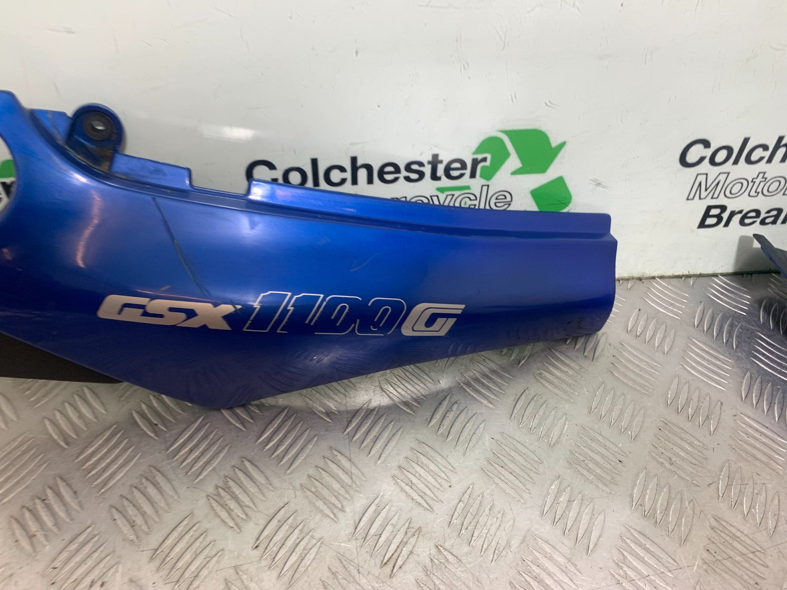 SUZUKI GSX1100 G GSX 1100 G LEFT SEAT PANEL  1991-1996 (CMB1283)