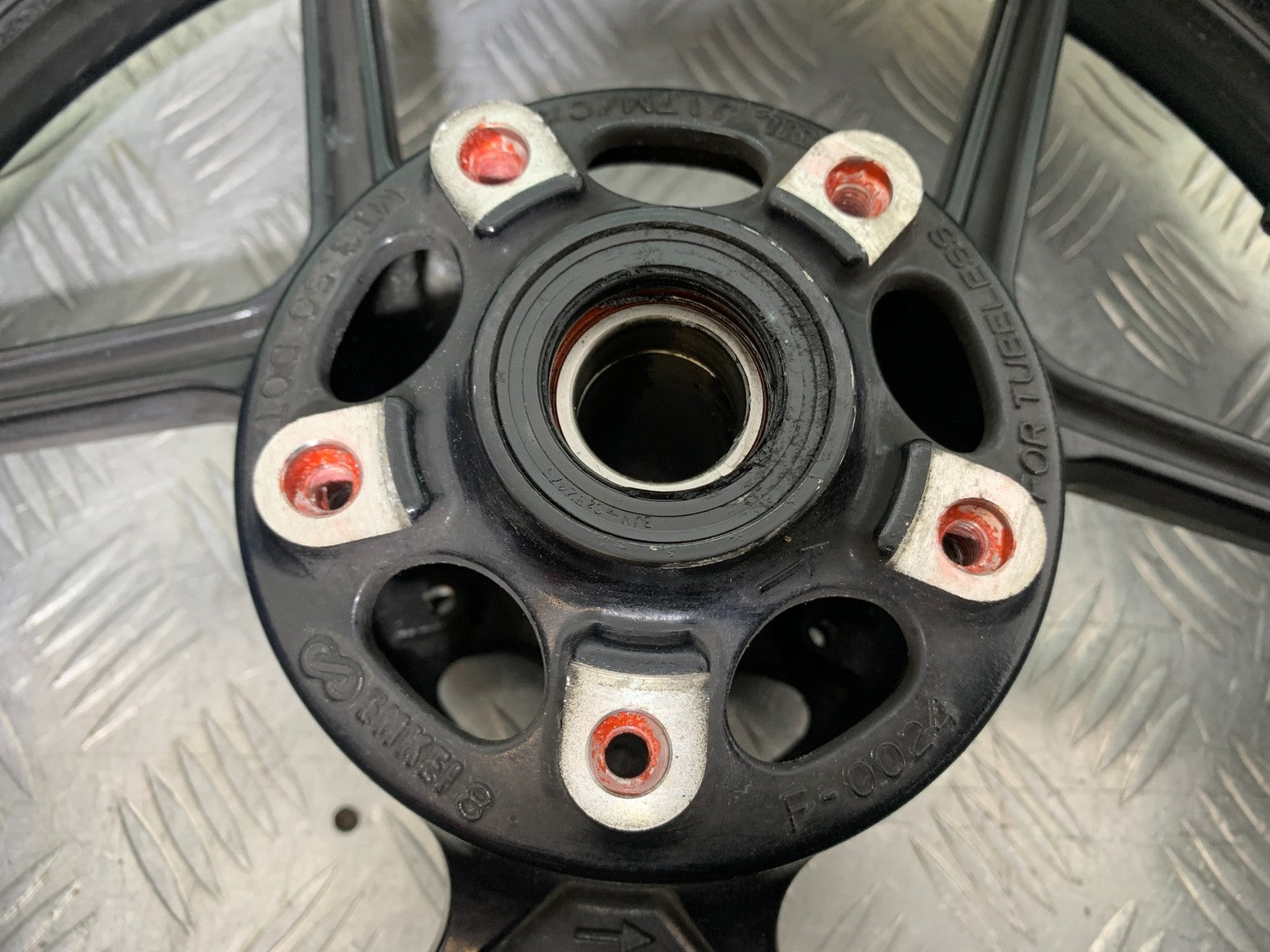 KAWASAKI ZX10R ZX10 R FRONT WHEEL (GOOD TYRE)  2008-2010 (CMB1301)