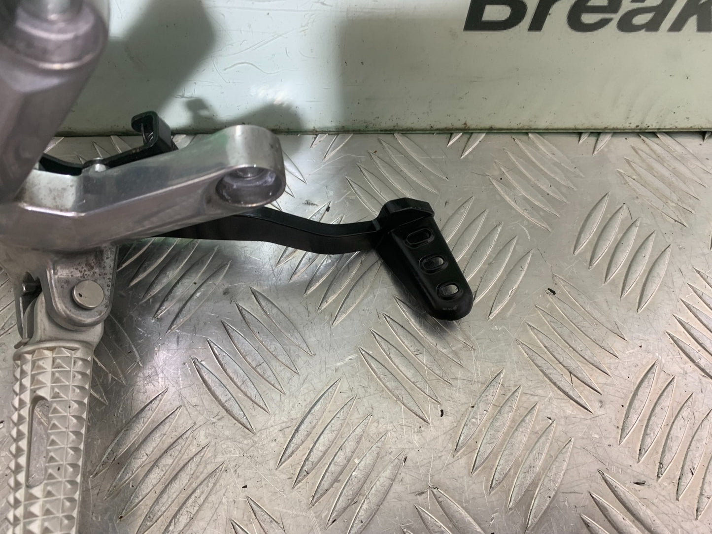 TRIUMPH TRIDENT 660 FRONT RIGHT HANGER PEDAL PEG  YEAR 2021-2024 (CMB1295)