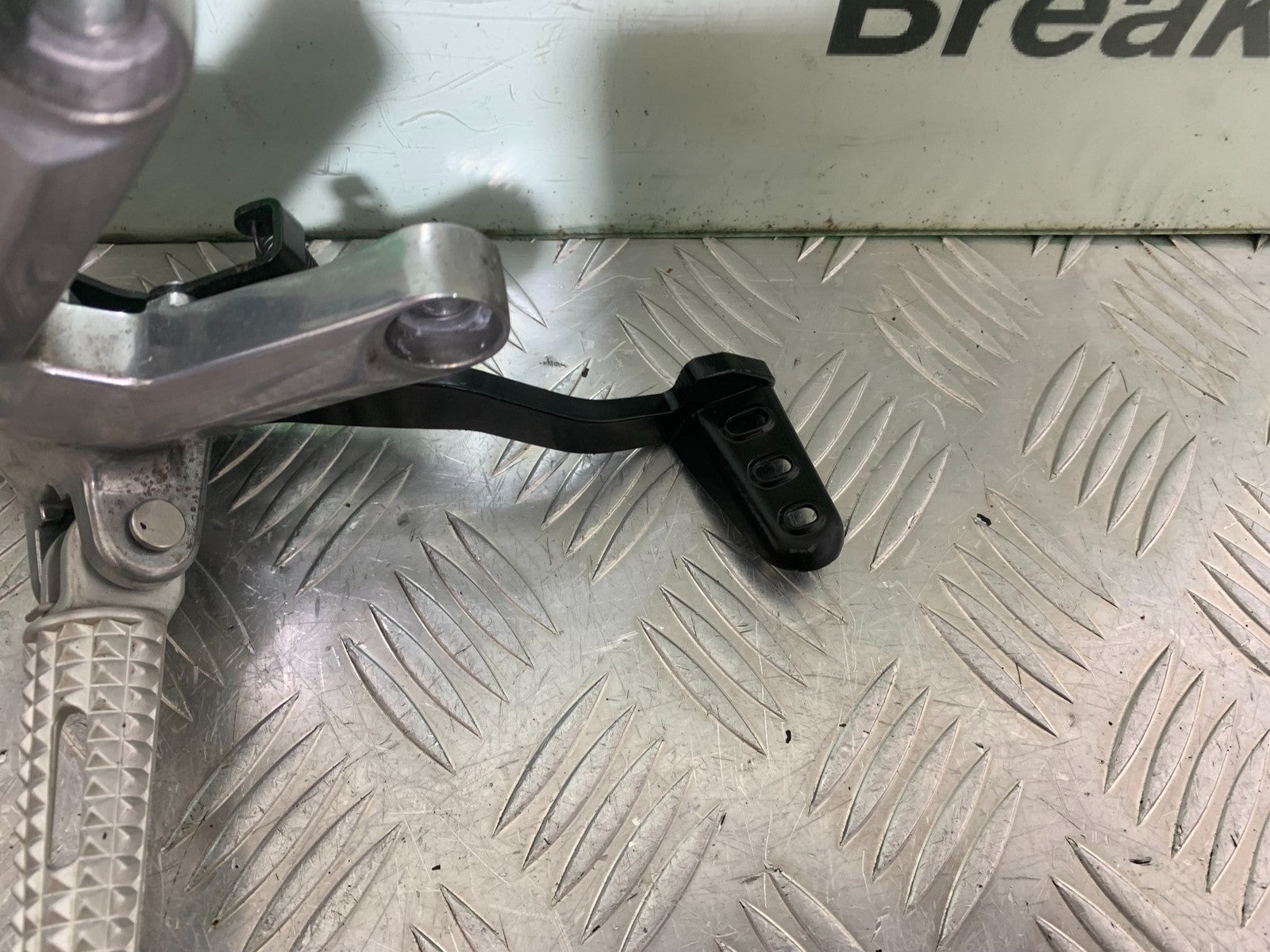 TRIUMPH TRIDENT 660 FRONT RIGHT HANGER PEDAL PEG  YEAR 2021-2024 (CMB1295)