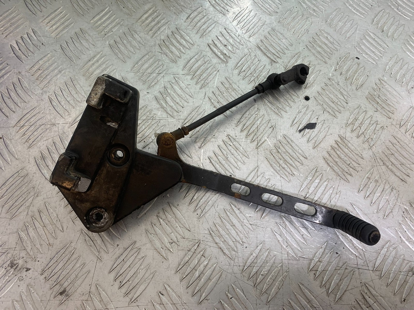 SINNIS HOODLUM 125 HANGER HANGER AND GEAR LEVER    YEAR 2021-2025 (CMB1196)