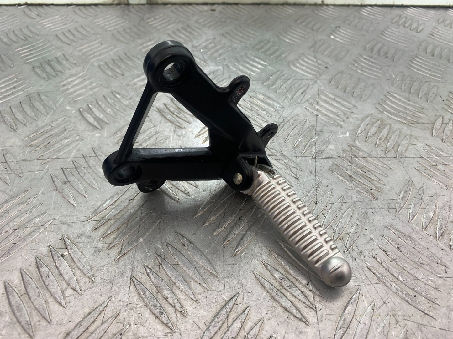 DUCATI 1198 S FRONT LEFT HANGER  AND PEG  YEAR 2009-2011 (CMB1219)