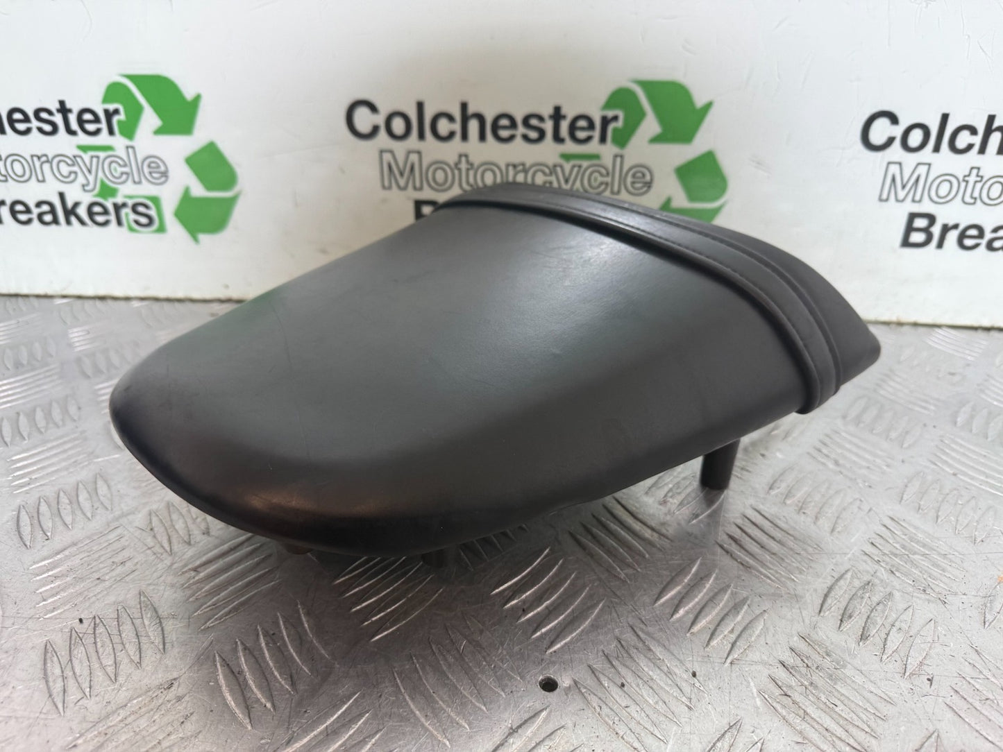 TRIUMPH 955i DAYTONA REAR PILLION SEAT YEAR 2002-2004