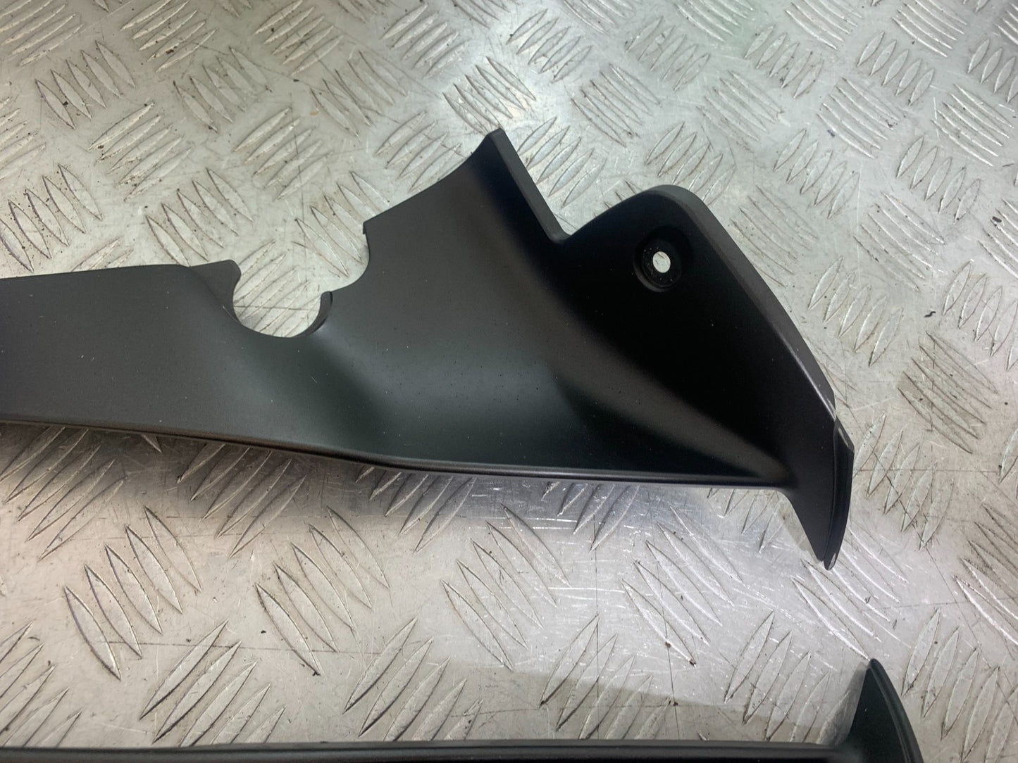 YAMAHA YZF R1 14 B BIG BANG LEFT AND RIGHT INFILL COVERS   2009-14 (CMB1175)