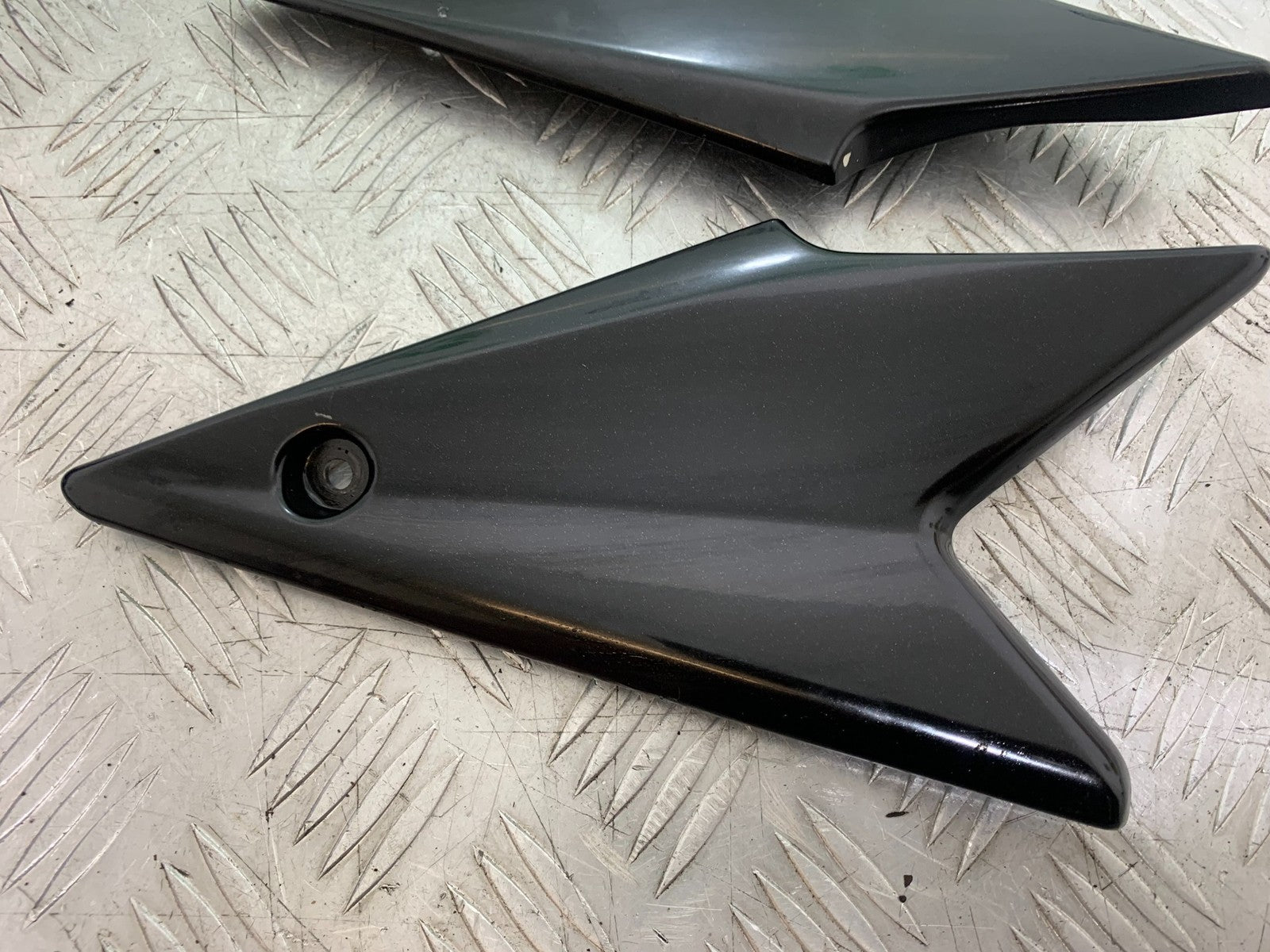 TRIUMPH SPEED TRIPLE R 1050 LEFT AND RIGHT SIDE INFILL PANELS 2009 (CMB1183)
