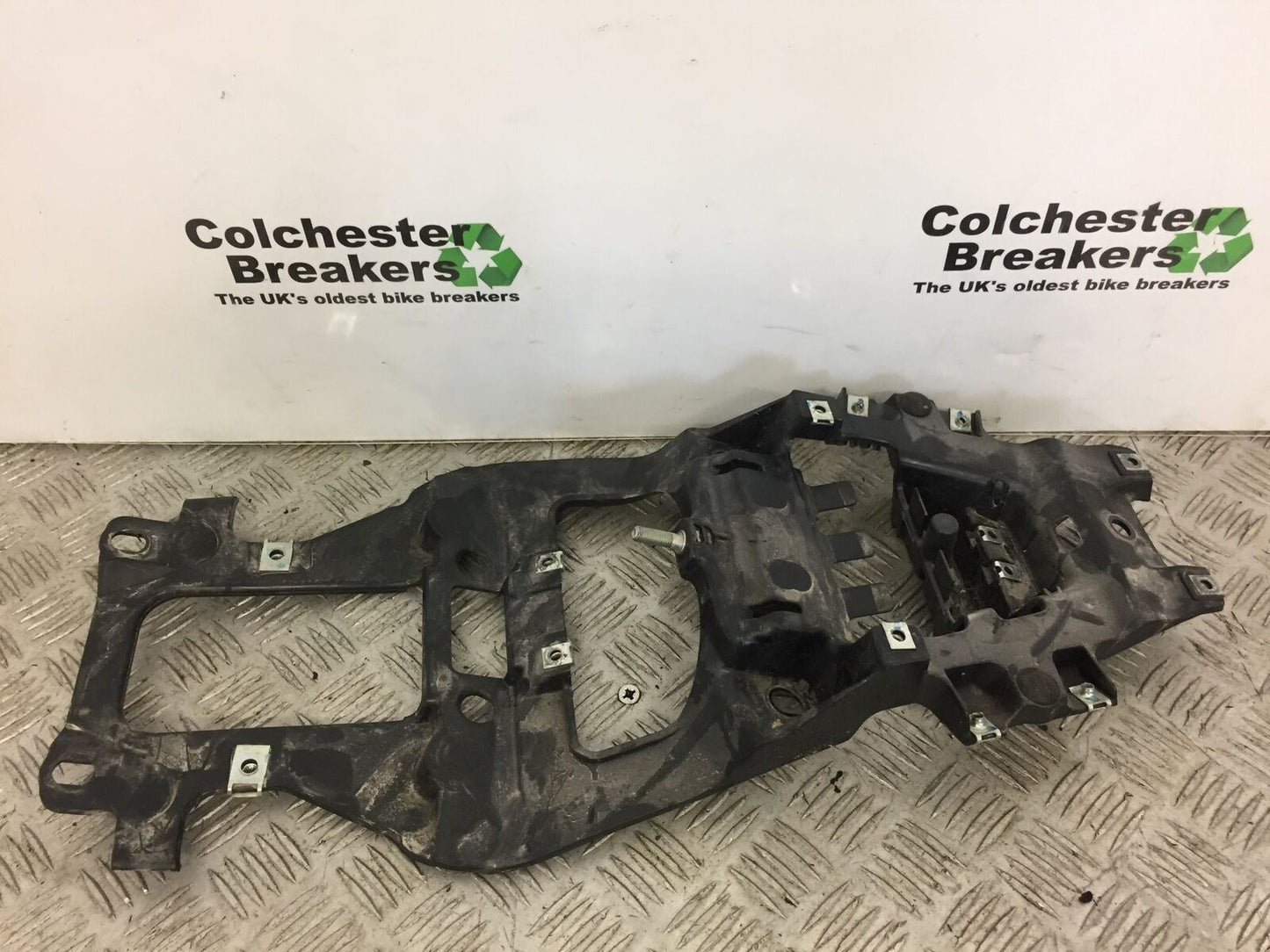 YAMAHA MT 125 MT125 UNDER TRAY YEAR 2015