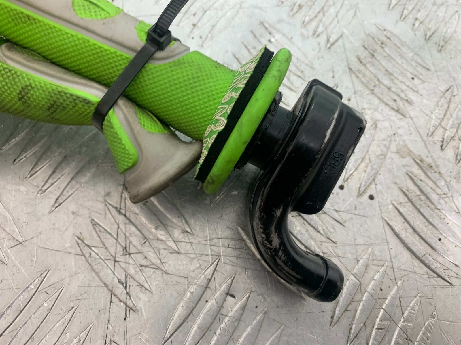 KAWASAKI KXF450 KXF 450 THROTTLE AND GRIPS   YEAR 2013 CMB1217)