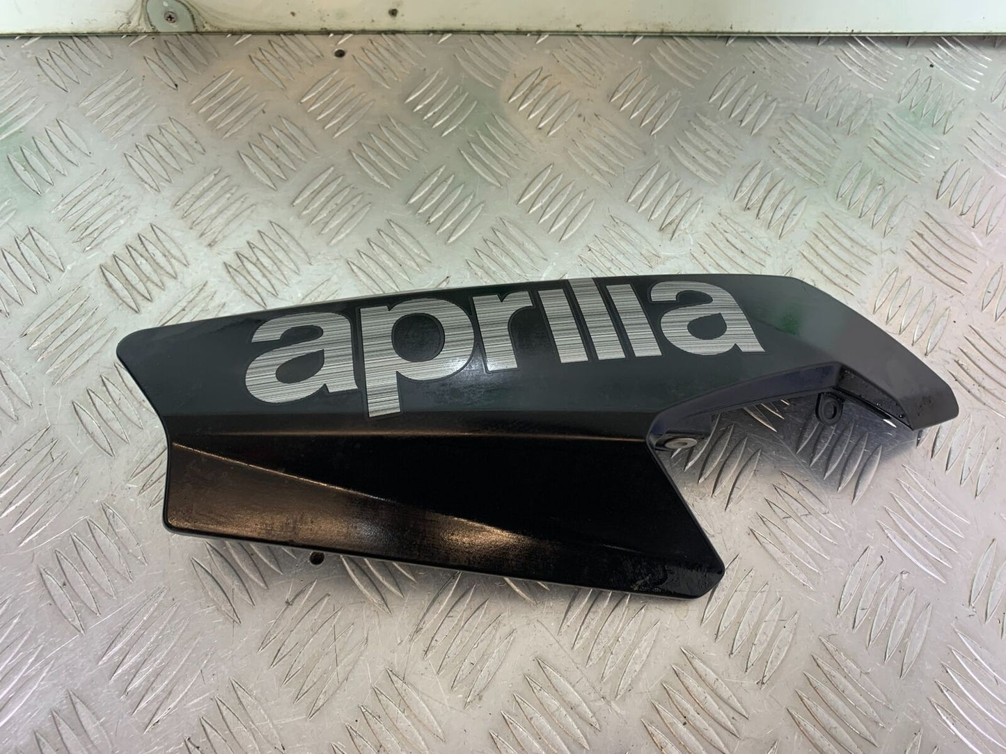 APRILIA SL750 SL 750 SHIVER RIGHT TANK COWL  YEAR 2012 (CMB1074)