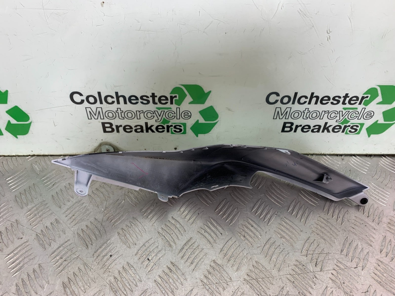 KAWASAKI ZX10R ZX10 R RIGHT SEAT PANEL  2008-2010 (CMB1301)