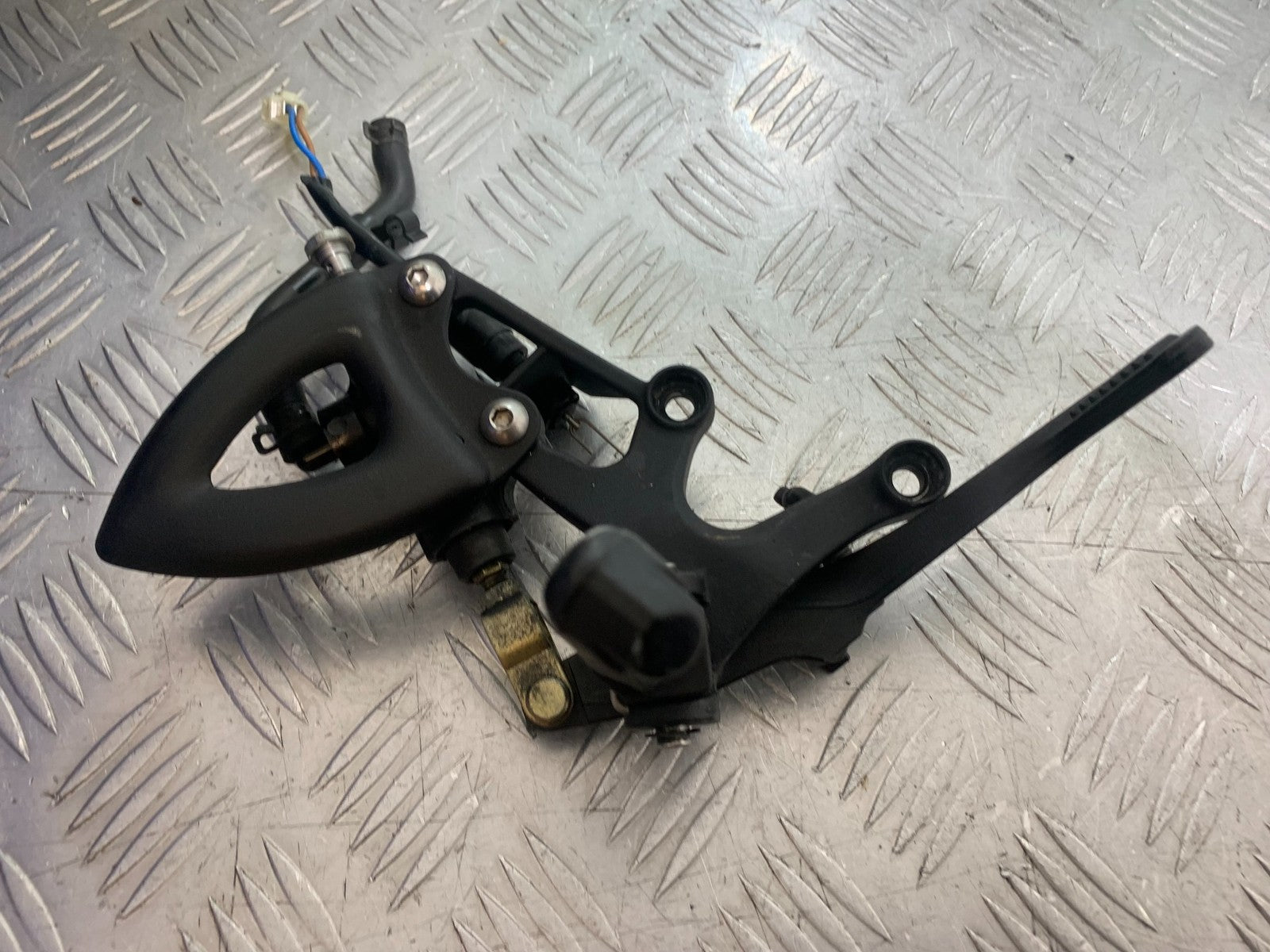 TRIUMPH 1050 SPEED TRIPLE FRONT RIGHT HANGER  YEAR 2005-2007 (CMB1322)