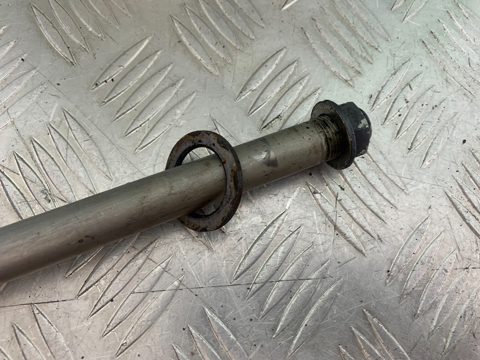KAWASAKI ZX9R ZX9 C SWINGARM SPINDLE YEAR 1998-99 (CMB1213)