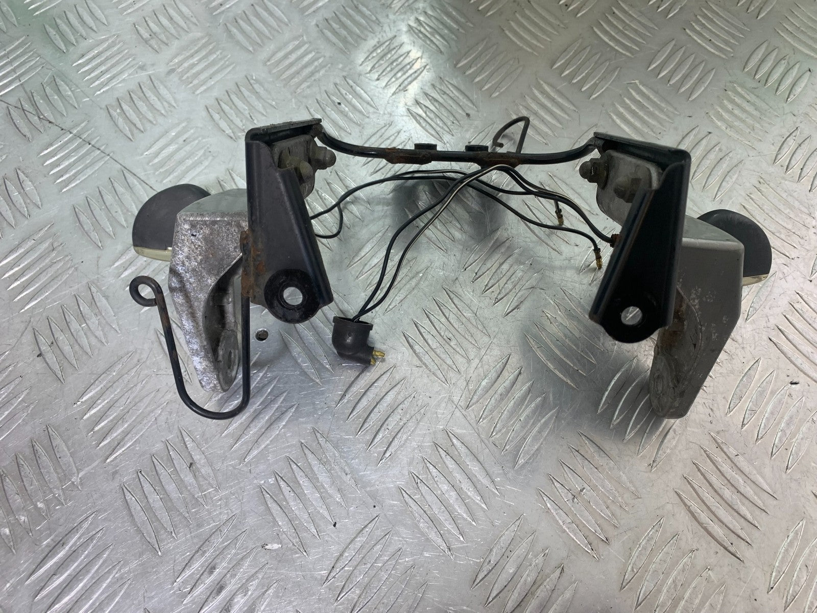 YAMAHA XJR1300 XJR 1300 HEADLIGHT BRACKET   YEAR  1999-2003 (CMB1119)