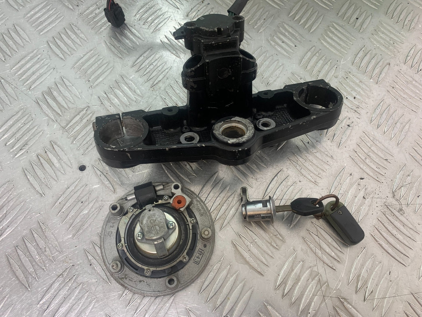 SUZUKI GSF650 GSF 650 LOCK AND KEY    YEAR 2007-2009  (CMB1161)