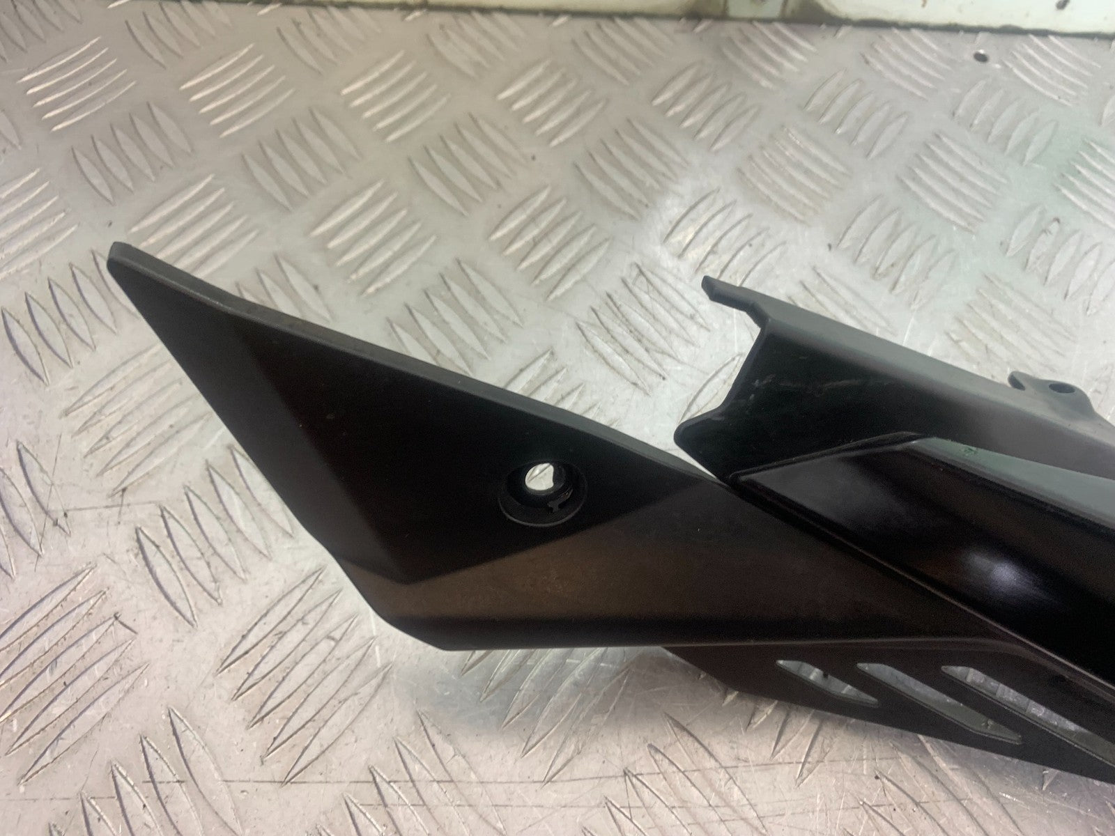APRILIA SL750 SL 750 SHIVER LEFT SEAT PANEL   YEAR 2008-2016 (CMB1242)