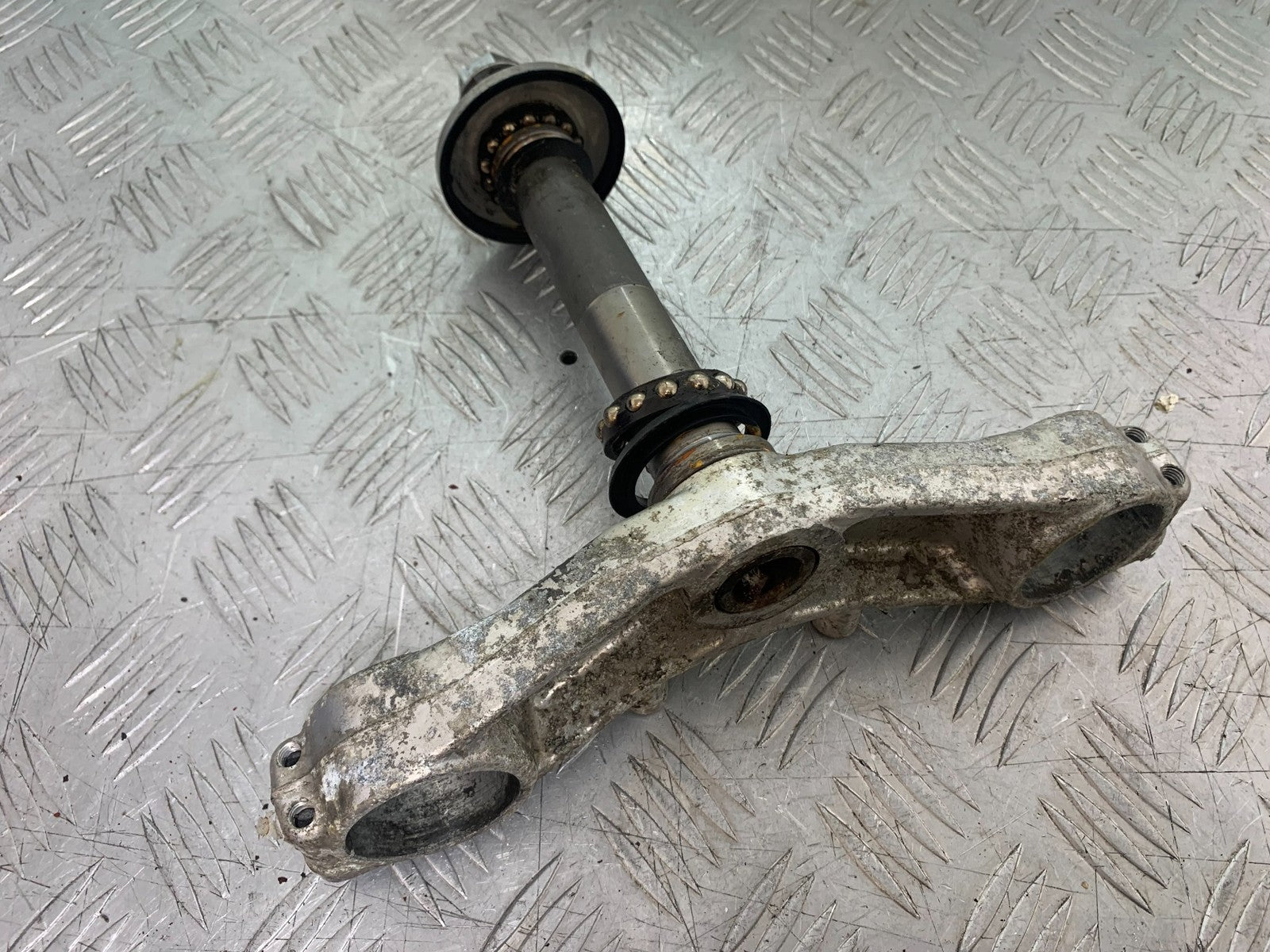 YAMAHA YZF1000 THUNDERACE BOTTOM YOKE  YEAR 1997-2000 (CMB1204)