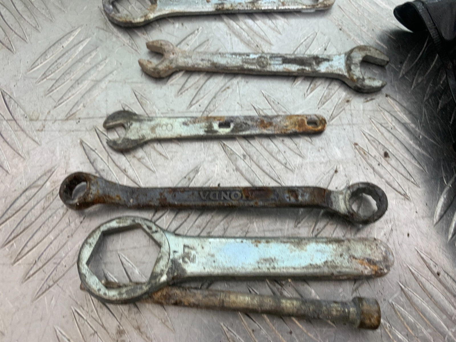 HONDA NT650 V DEAUVILLE TOOL KIT  YEAR 1999 (CMB1268)
