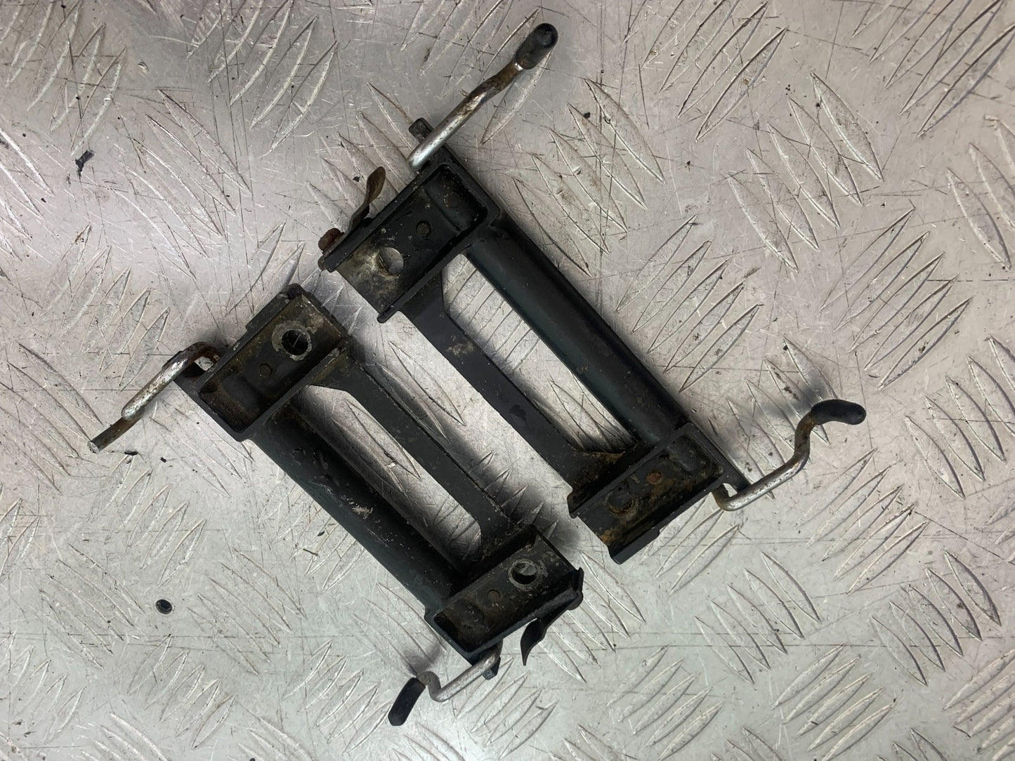 KAWASAKI GPZ600 GPZ 600 LUGGAGE HOOKS YEAR 1988-90 (CMB1258)