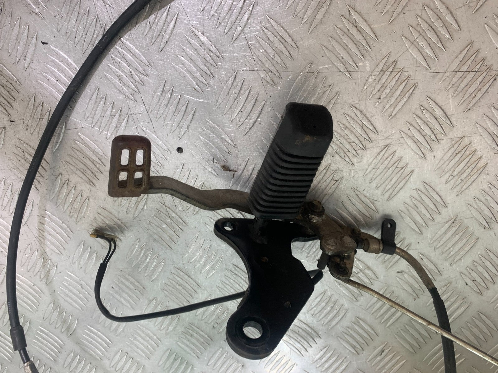 YAMAHA YS125 YS 125 RIGHT HANGER PEG AND PEDAL  YEAR 2017-2021 (CMB1321)