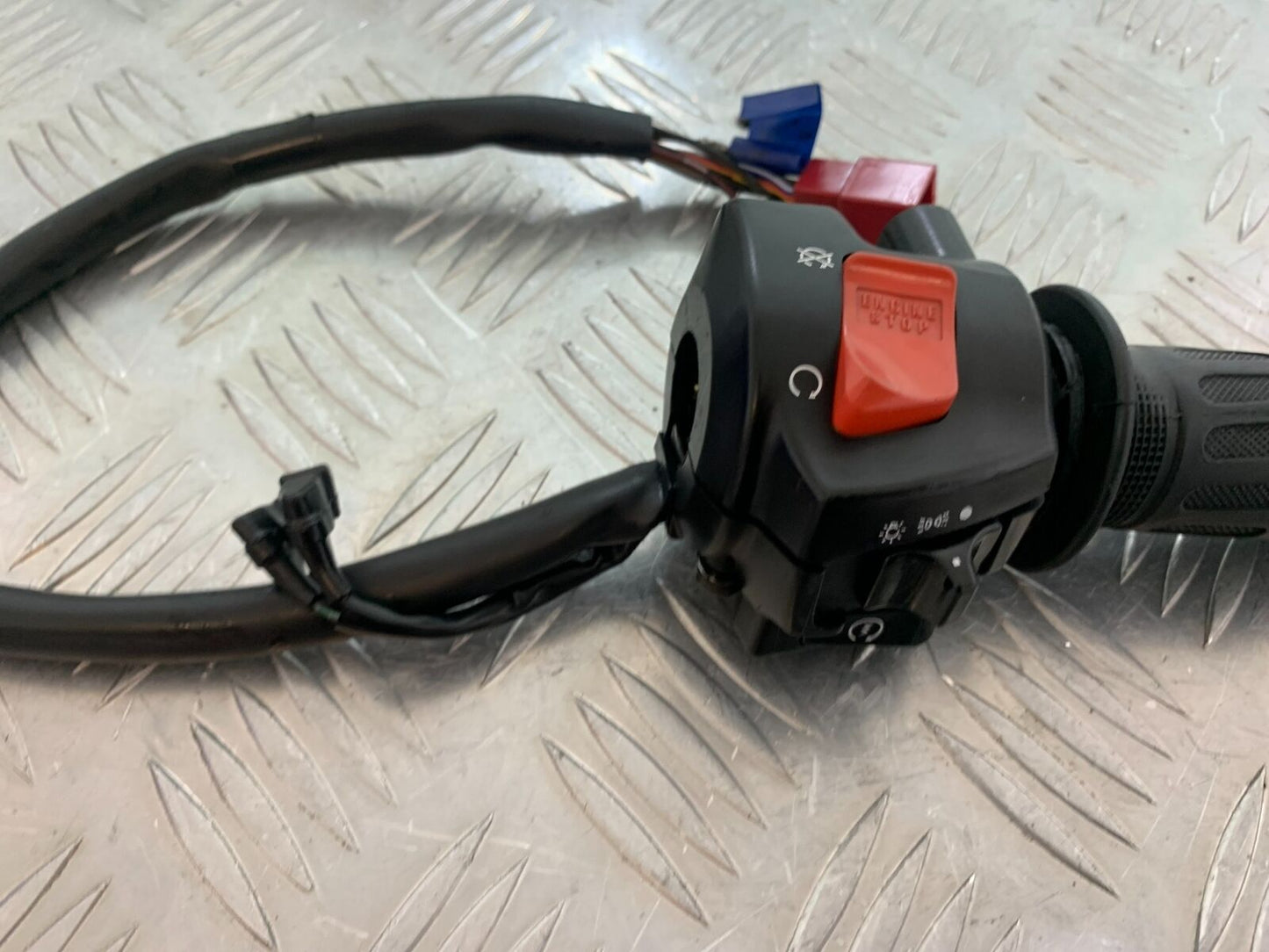 HONDA CBR1100 BLACKBIRD RIGHT SWITCH GEAR  YEAR 1996-1998 (CMB1017)