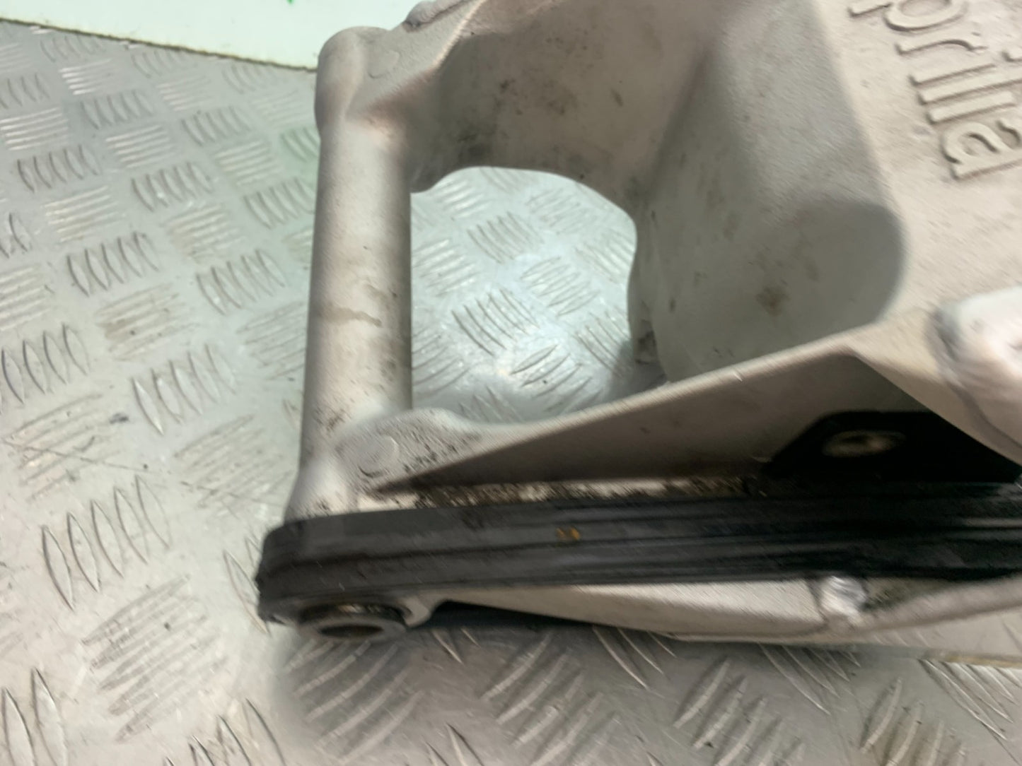 APRILIA TUONO 1000 V4R SWINGARM  YEAR 2011-13  (CMB1331)