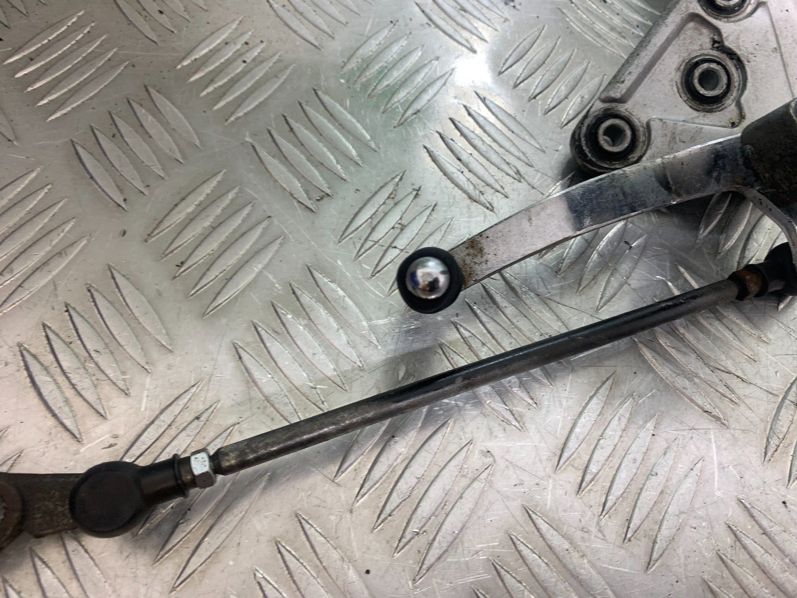 SUZUKI GSF600 GSF 600 BANDIT FRONT LEFT HANGER  YEAR 2001-2003 (CMB1157)