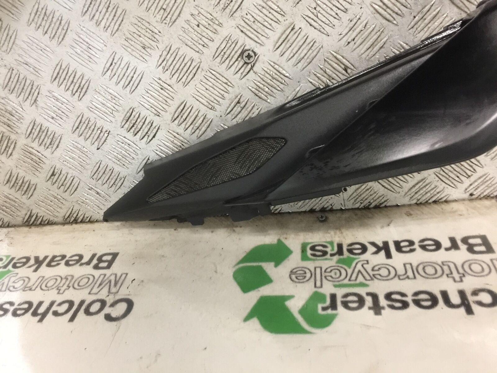 YAMAHA MT09 MT-09 LEFT SEAT PANEL YEAR 2018 (STOCK 906)