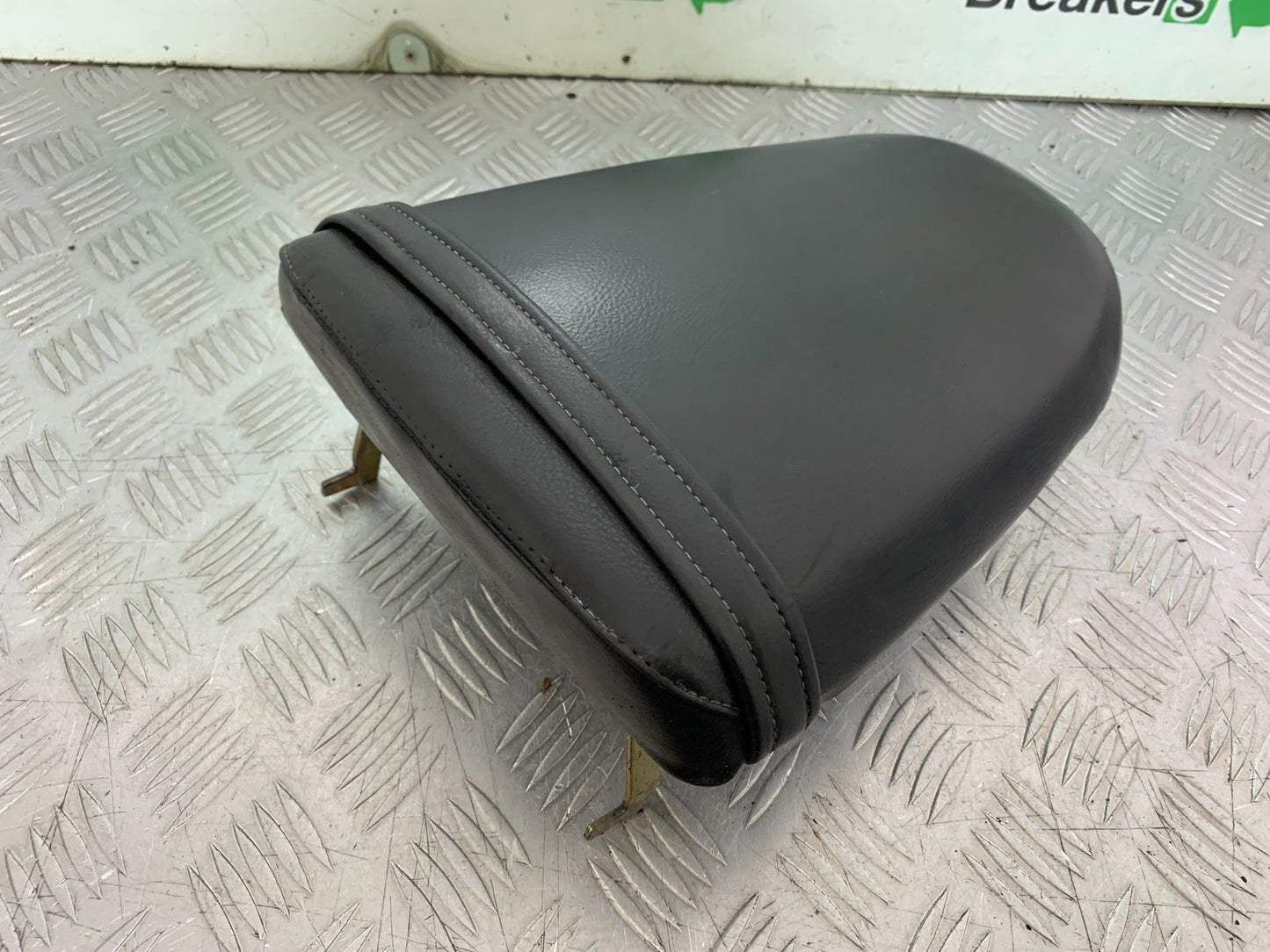 TRIUMPH 955i DAYTONA REAR SEAT  YEAR 2002-2006 (CMB1229)