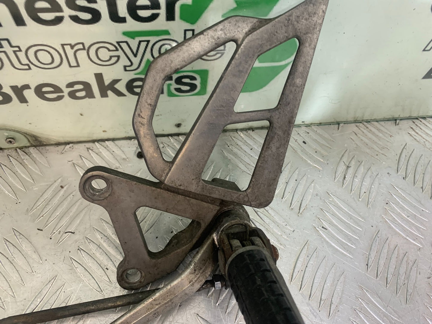 KAWASAKI ZX6R ZX6 F FRONT LEFT HANGER  YEAR 1995-1997 (CMB1169)