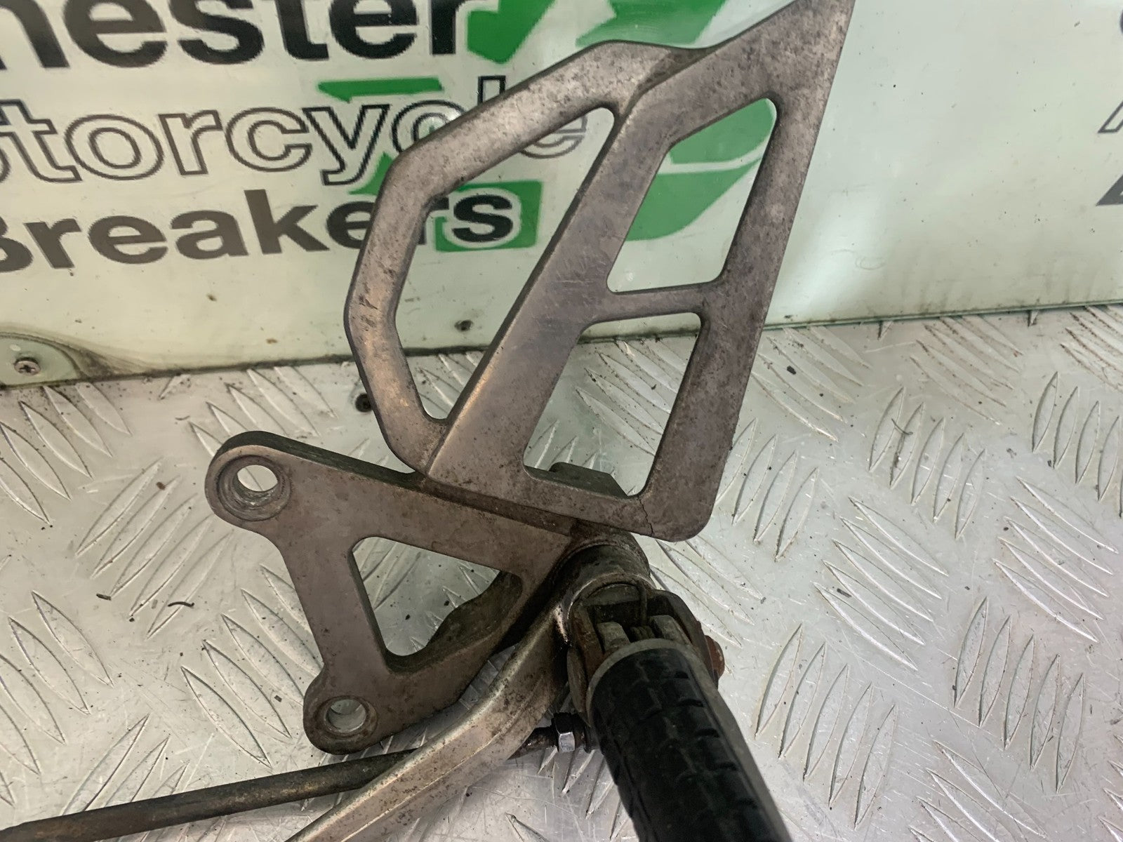 KAWASAKI ZX6R ZX6 F FRONT LEFT HANGER  YEAR 1995-1997 (CMB1169)