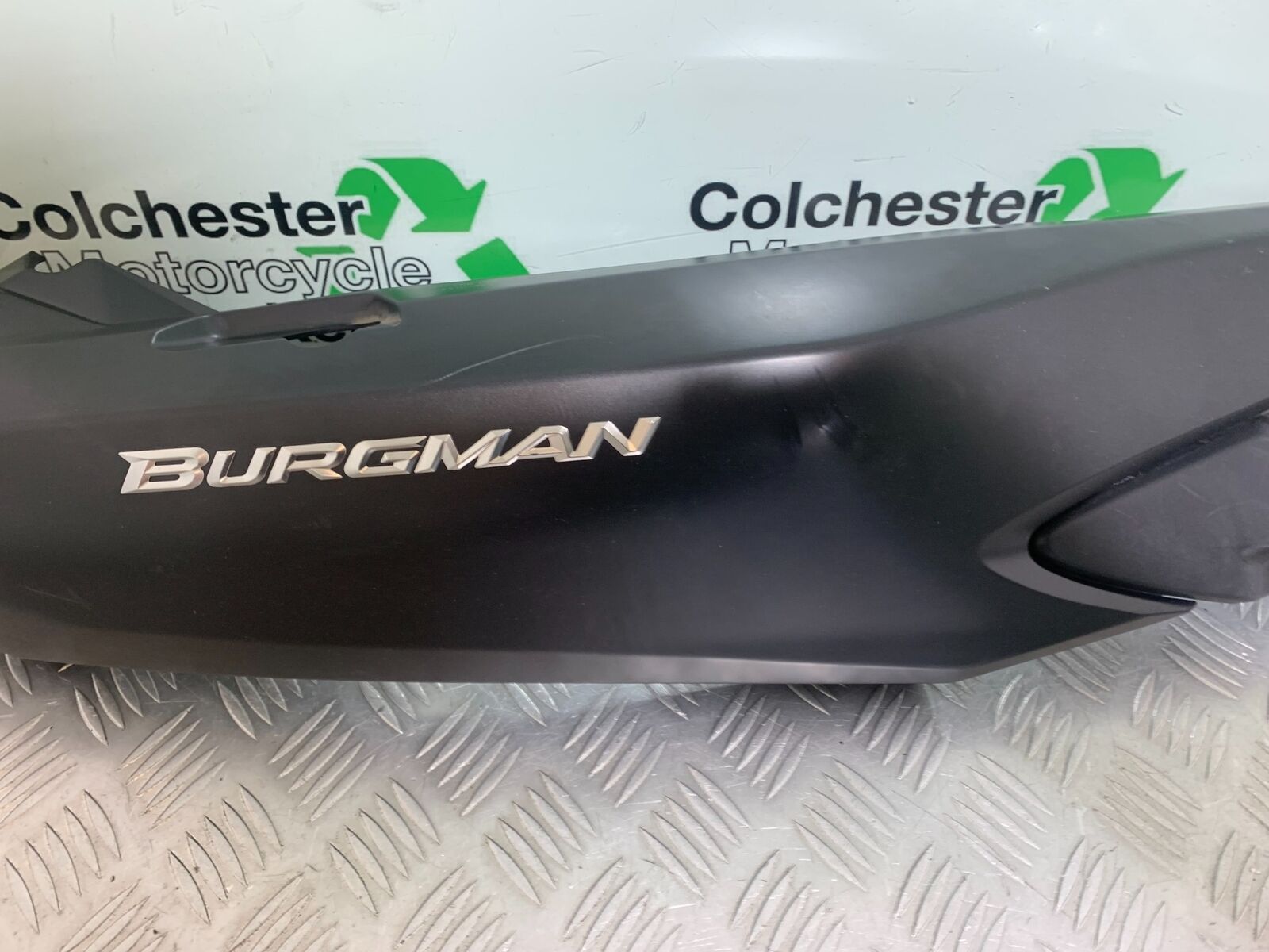 SUZUKI AN400 AN 400 BURGMAN RIGHT SEAT PANEL YEAR 2017-2024 (CMB1118)