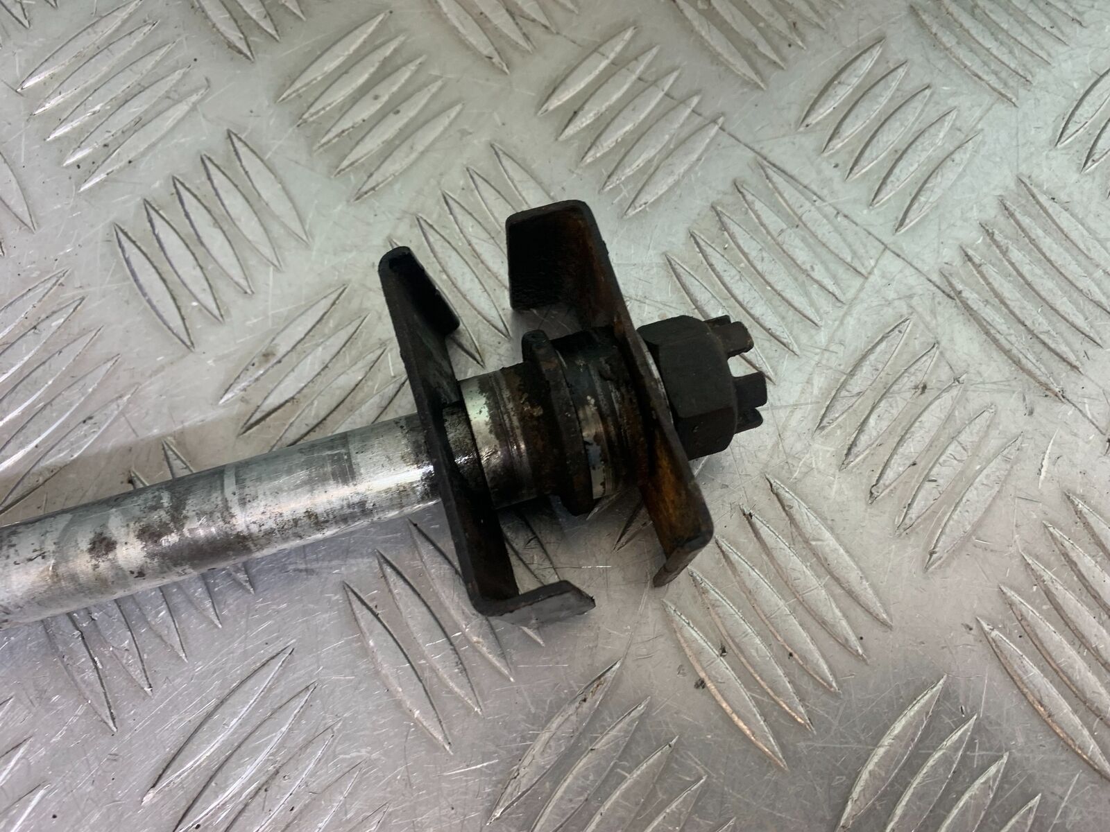 KAWASAKI Z750 ZR750 ZR-7S REAR WHEEL SPINDLE  YEAR 1999-05 (CMB1135)