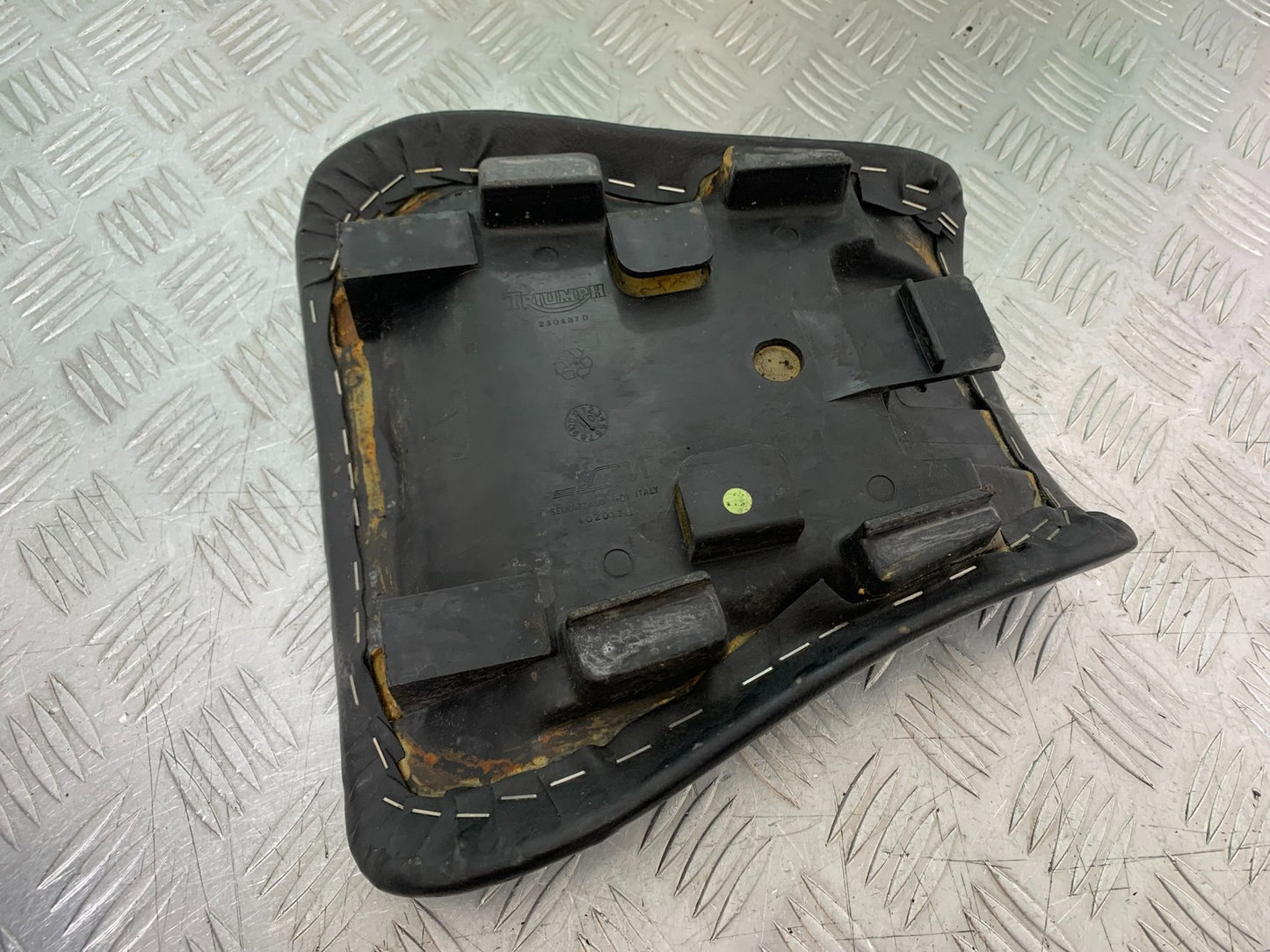 TRIUMPH 955i DAYTONA FRONT SEAT  YEAR 2002-2006 (CMB1229)
