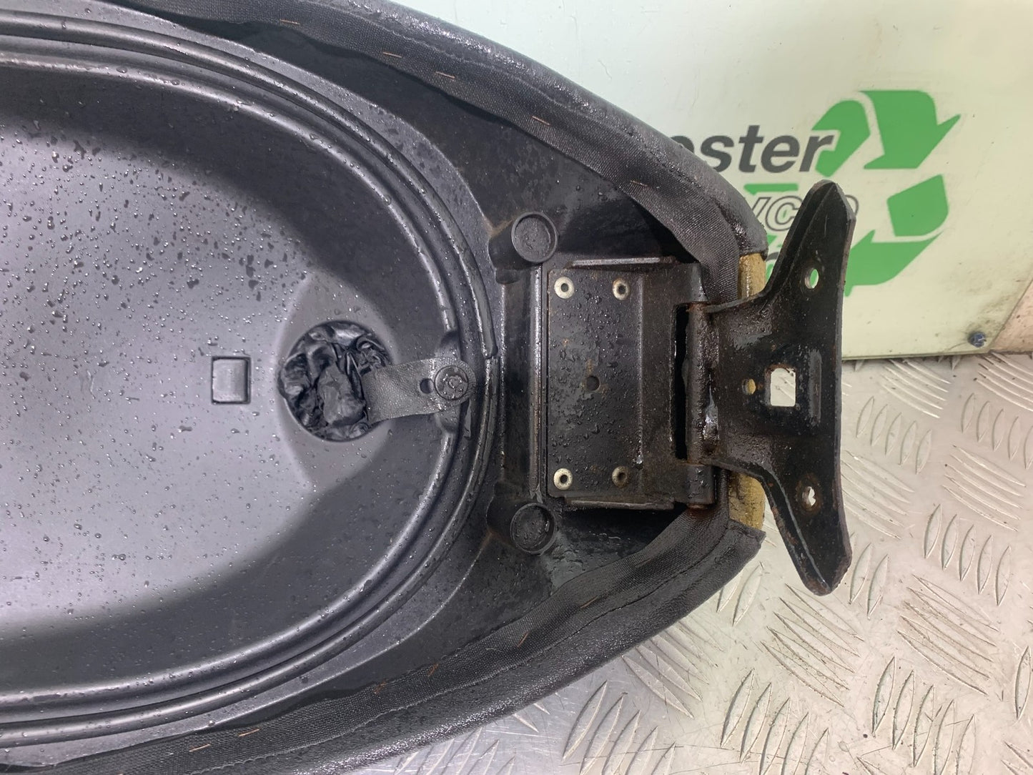 PIAGGIO VESPA GTS 125 SEAT YEAR 2009-14 (CMB1261)