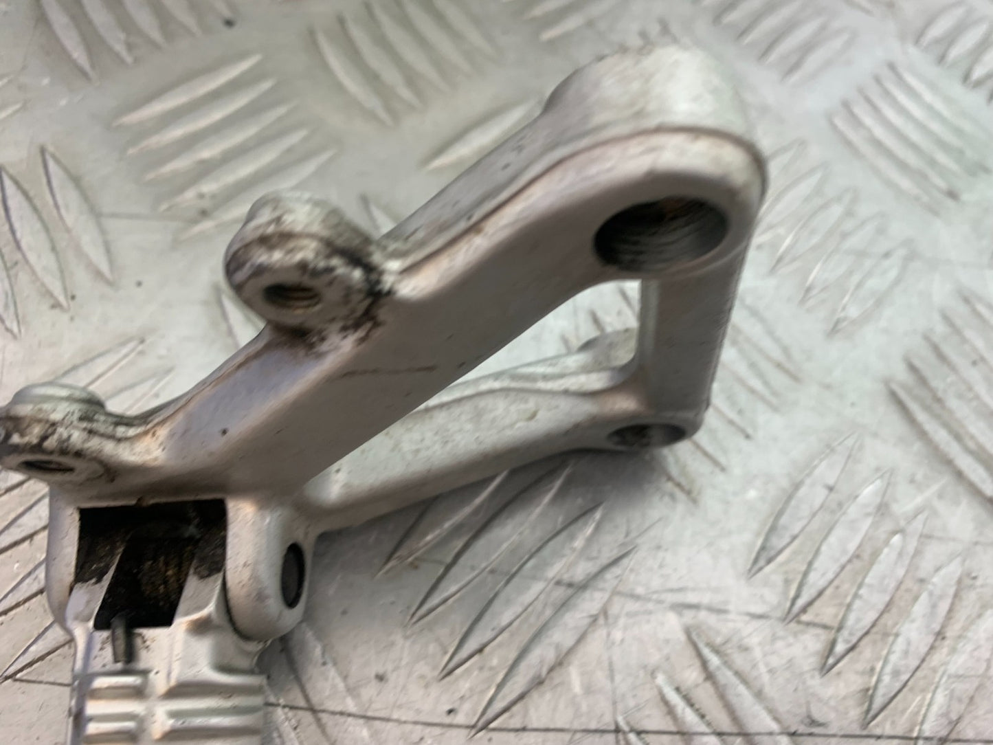 DUCATI 996 SPS 748 916 998 FRONT RIGHT HANGER AND PEG 1999-2000 (CMB1209)