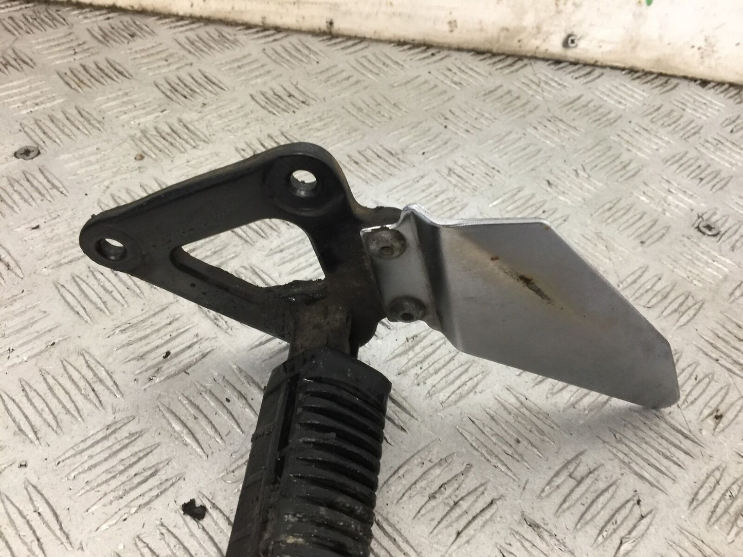SUZUKI GS500 GS 500 FRONT LEFT HANGER   YEAR 2004-09 (STOCK 882)
