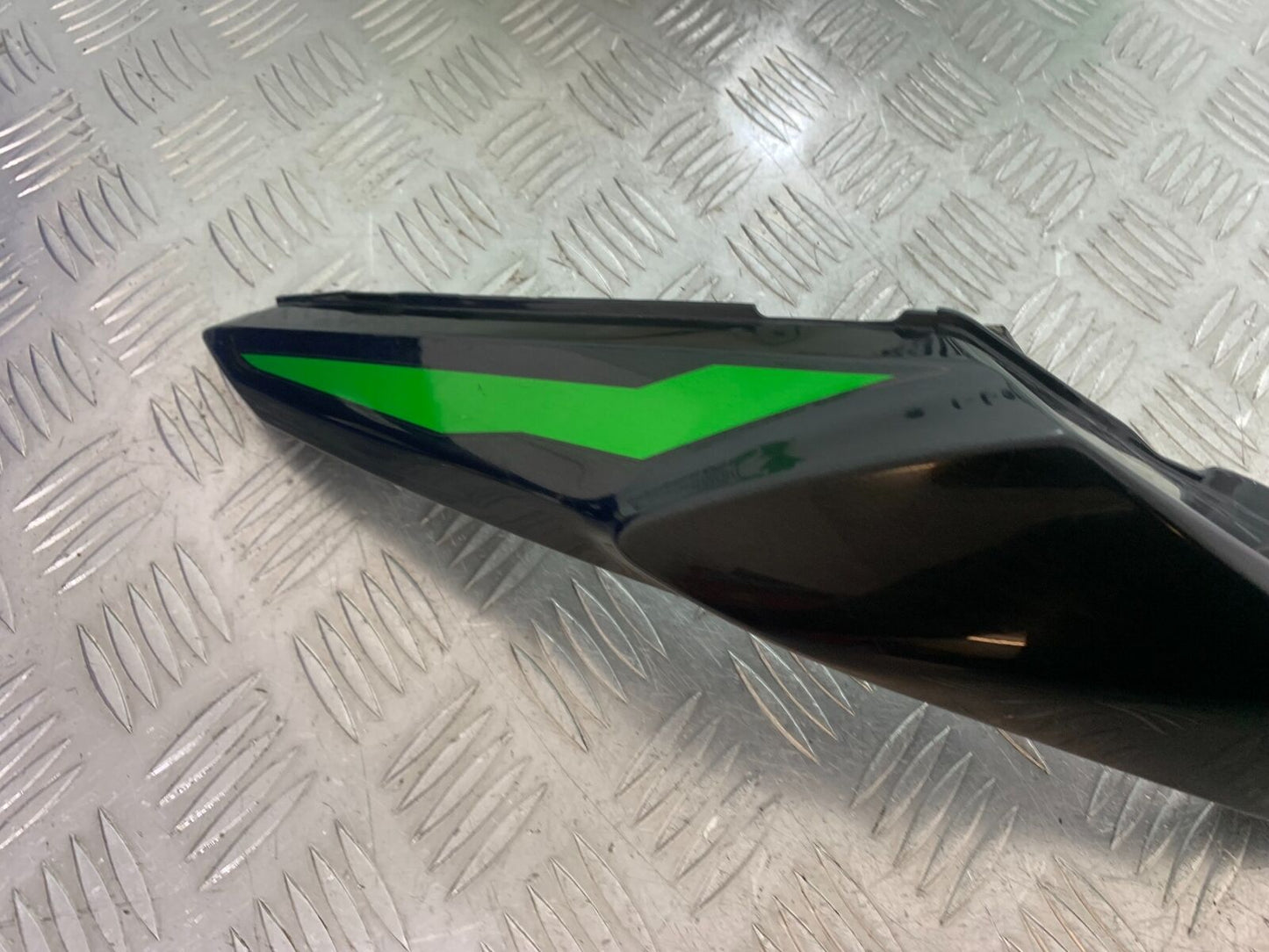 KAWASAKI Z650 ER650 KNFAN RIGHT SEAT PANEL  YEAR 2022-2024 (CMB1112)