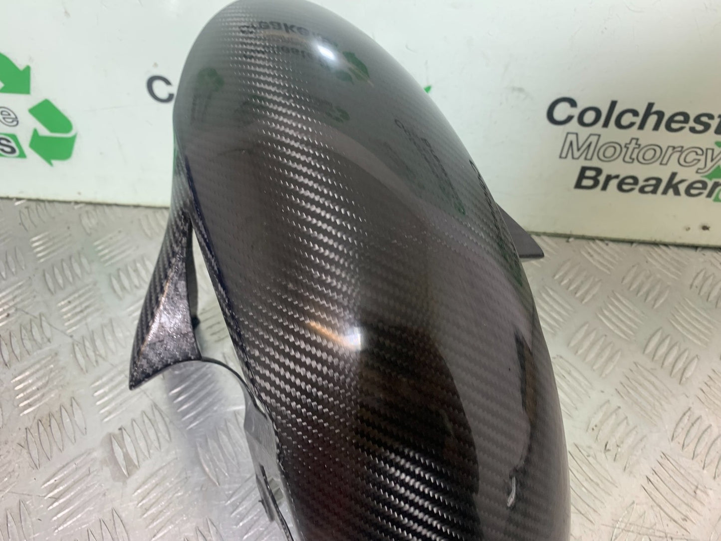 YAMAHA YZF R1 14 B BIG BANG CARBON FRONT MUDGUARD   2009-14 (CMB1175)